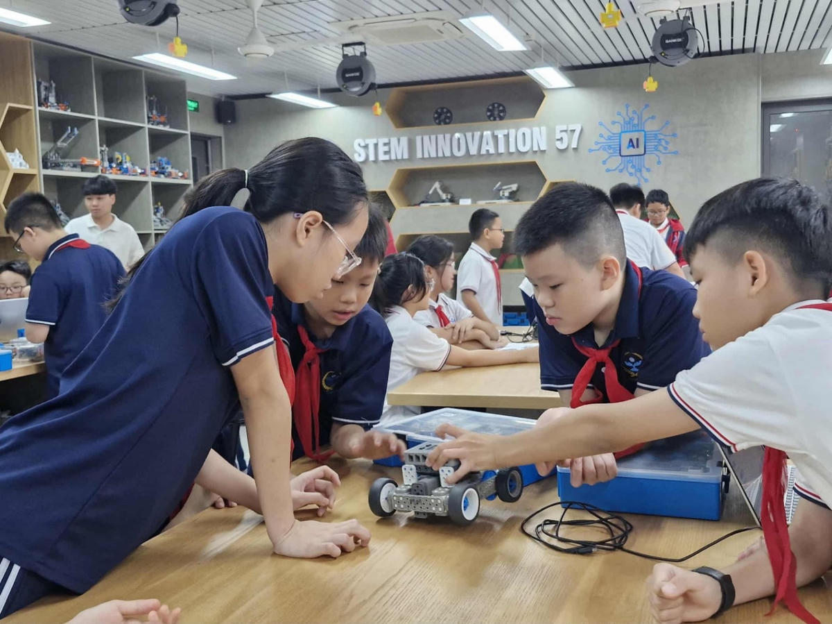 Một giờ học trong phòng STEM Innovation 57 của các em học sinh trường THCS Cầu Giấy - Hà Nội