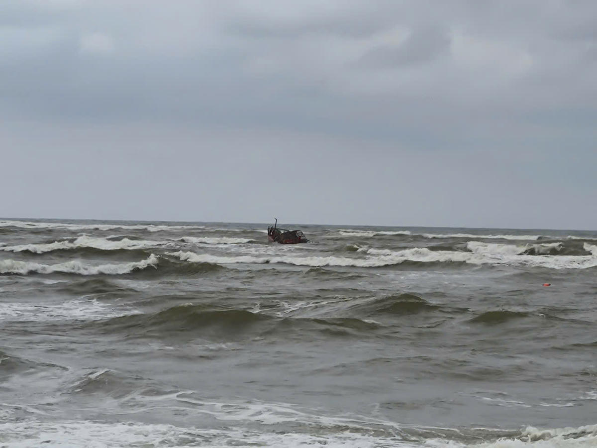 Quảng Trị: Ứng cứu 7 thuyền viên trên tàu cá gặp nạn ở cửa biển Nhật Lệ