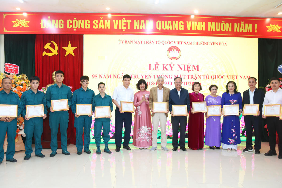 Lãnh đạo Ủy ban MTTQ&nbsp; phường Yên Hòa khen thưởng các&nbsp;tập thể và cá nhân tiêu biểu trong ủng hộ đồng bào bị ảnh hưởng bởi cơn bão số 10 và 11. Ảnh: Tiến Đạt.
