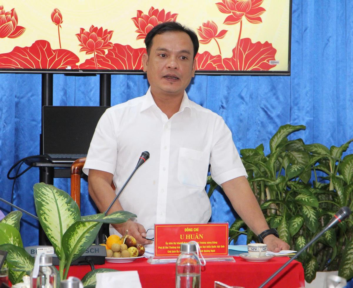 Ông U Huấn – Uỷ viên dự khuyết Trung ương Đảng, Phó Bí thư Thường trực Tỉnh uỷ, Chủ tịch Uỷ ban Mặt trận Tổ quốc Việt Nam tỉnh Quảng Ngãi trao đổi về công tác chuẩn bị đại hội. Ảnh: Q.Đ.