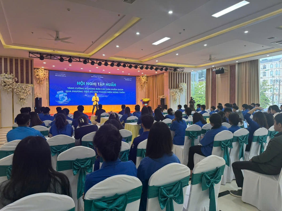 Tập huấn nhằm tăng cường kỹ năng bán các sản phẩm OCOP qua phương tiện số cho thanh niên nông thôn tại tỉnh Sơn La. Ảnh: NN