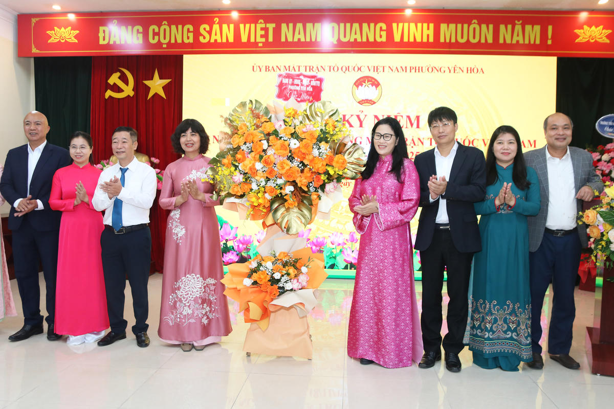 Lãnh đạo Đảng ủy - HĐND - UBND - Ủy ban MTTQ&nbsp; phường Yên Hòa tặng hoa chúc mừng Lễ kỷ niệm. Ảnh: Tiến Đạt.