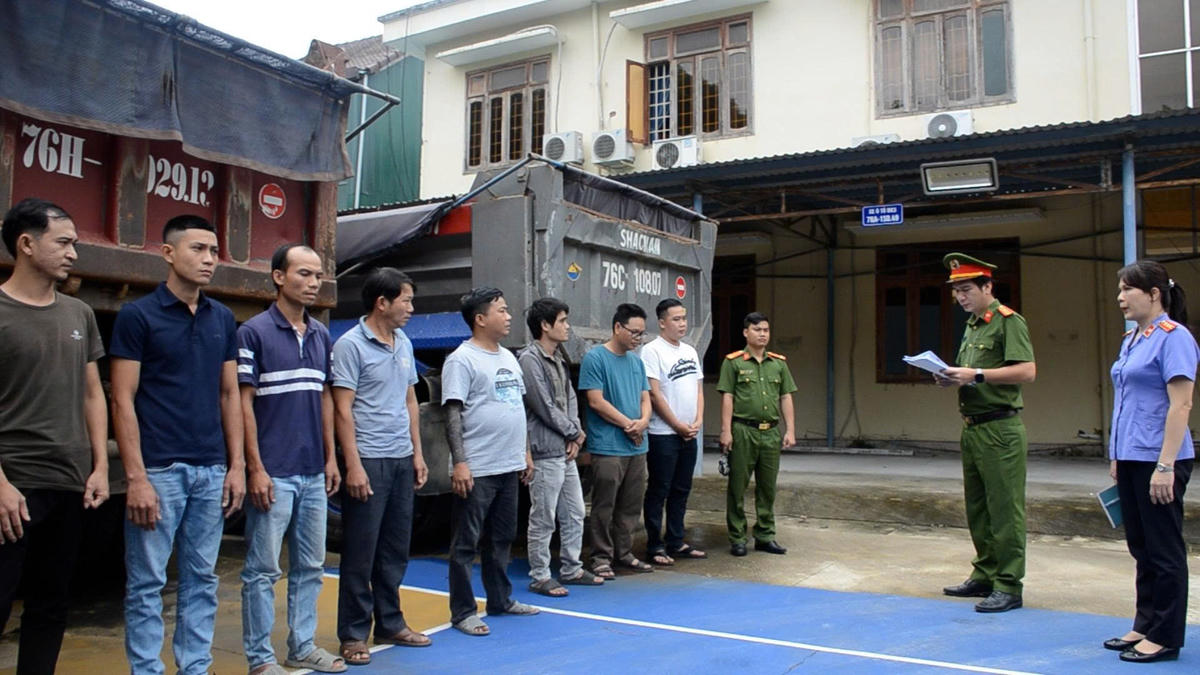 Lực lượng Công an tỉnh Quảng Ngãi đọc quyết định khởi tố 8 đối tượng. Ảnh: CV.