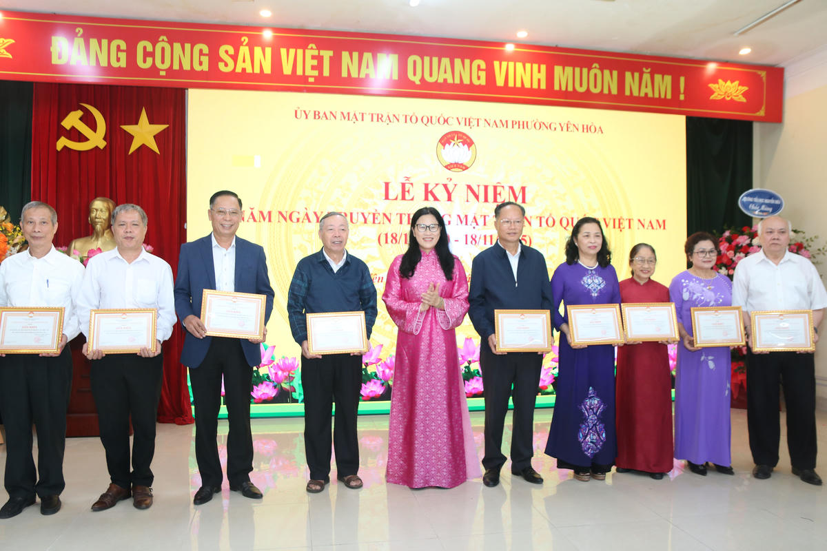 Lãnh đạo phường Yên Hòa khen thưởng các tập thể và cá nhân tiêu biểu trong ủng hộ nhân dân Cuba. Ảnh: Tiến Đạt.