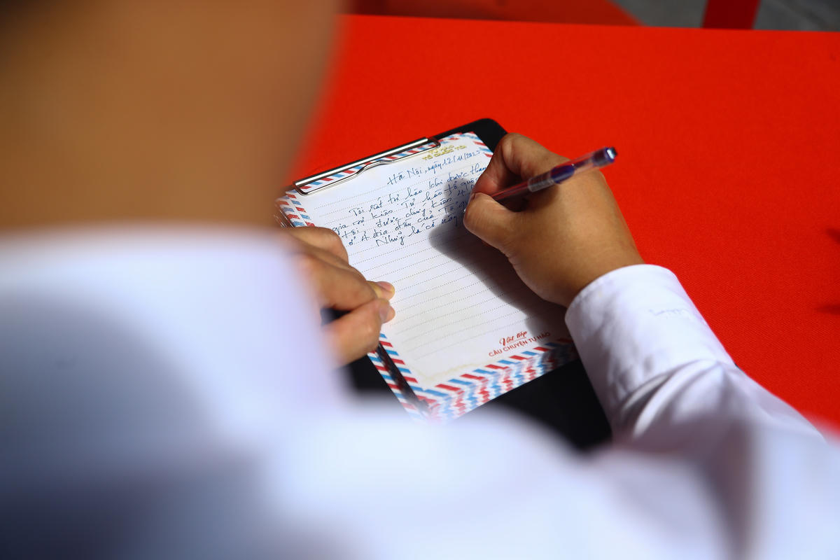 Người dân khi đến chụp ảnh cùng&nbsp;gian trưng bày 4 lá cờ tại 4 cực: Đông - Tây - Nam - Bắc của Việt Nam có thể gửi gắm những cảm xúc đến với Ban tổ chức chương trình.