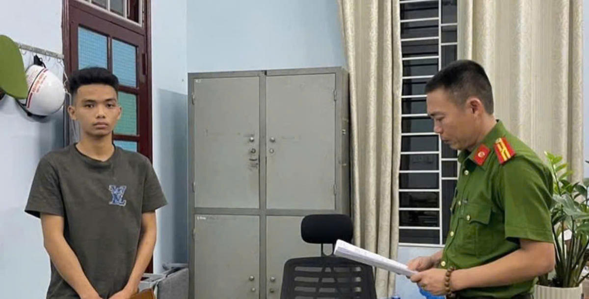 Công an xã Núi Thành đọc quyết định bắt&nbsp;Trần Phạm Phú Quang. Ảnh: CV.