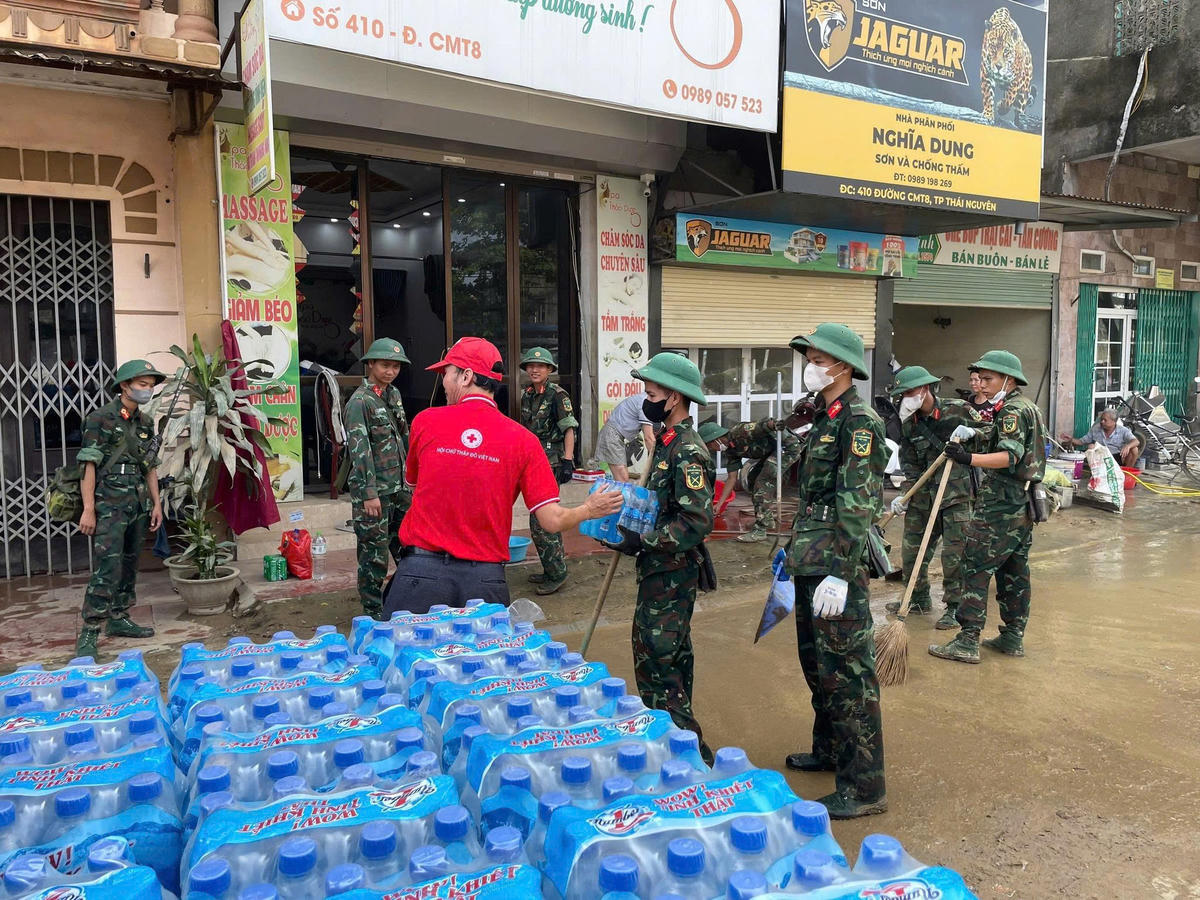 Hội Chữ thập đỏ tỉnh Thái Nguyên tích cực tham gia công tác hỗ trợ người bị thiên tai. Ảnh: Phương Lan.