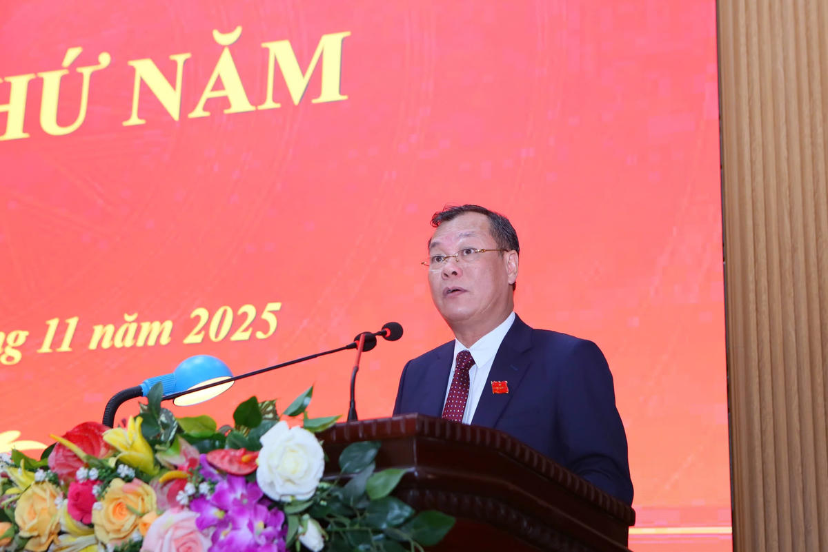 Ông Lê Quốc Chỉnh - Phó Bí thư Tỉnh ủy, Chủ tịch HĐND tỉnh Ninh Bình phát biểu khai mạc kỳ họp. Ảnh: Trường Giang