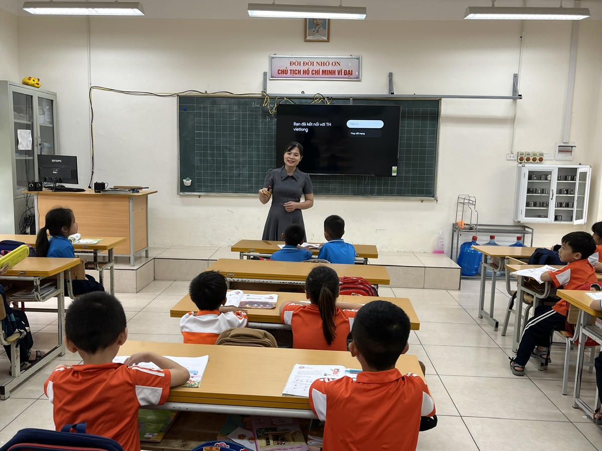 Một giờ học của cô và trò Trường Tiểu học Minh Châu (Hà Nội). Ảnh NTCC