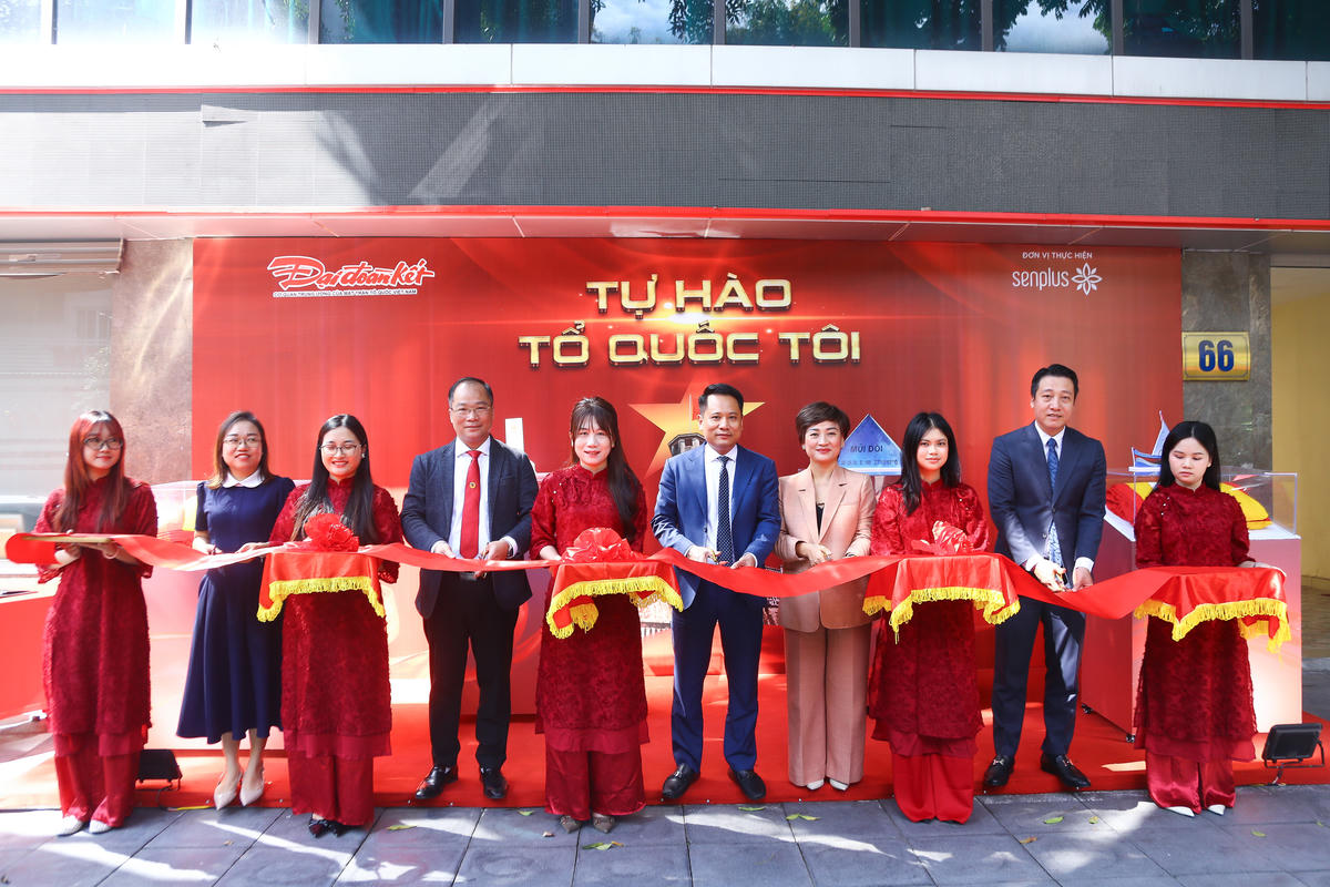 Lãnh đạo Báo Đại đoàn kết cùng Công ty Cổ phần Sen Cộng cắt băng khai trương gian trưng bày&nbsp;4 lá cờ tại 4 cực: Đông - Tây - Nam - Bắc của Việt Nam.