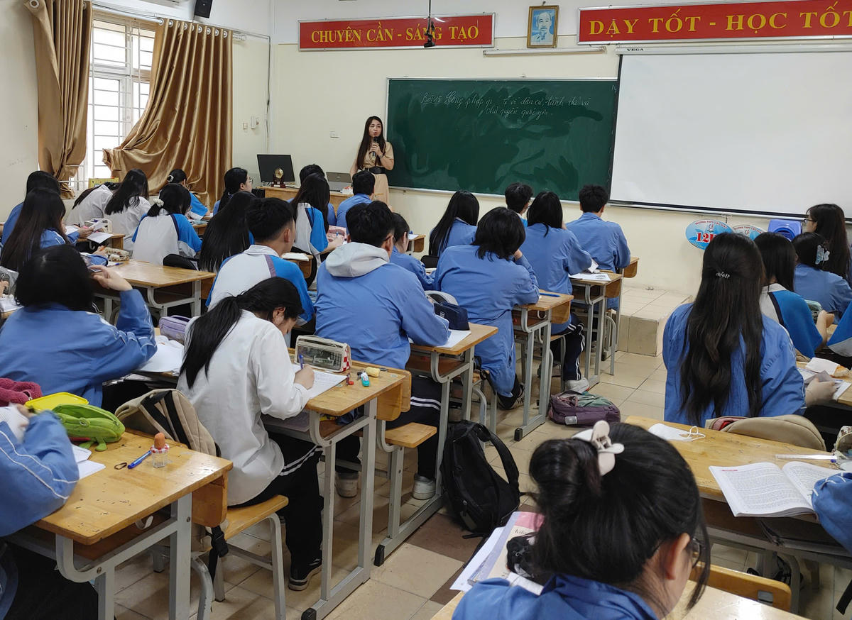 Cô và trò Trường THPT Cầu Giấy (Hà Nội). Ảnh NTCC&nbsp;