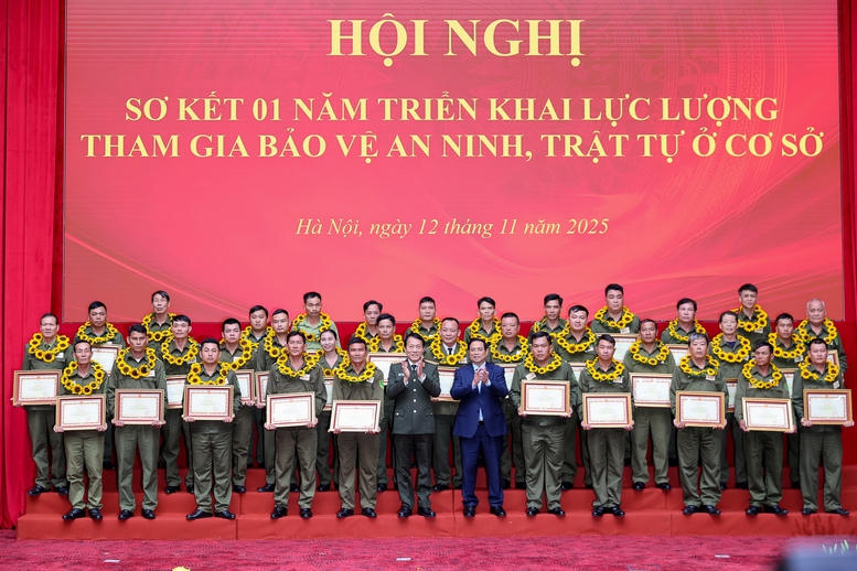 Thủ tướng Phạm Minh Chính, Đại tướng Lương Tam Quang chúc mừng các tập thể, cá nhân có nhiều thành tích trong công tác bảo vệ an ninh, trật tự ở cơ sở. Ảnh: Nhật Bắc