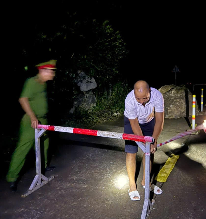 Tảng đá lớn lăn xuống đường Hồ Chí Minh nhánh tây, đoạn qua Quảng Trị