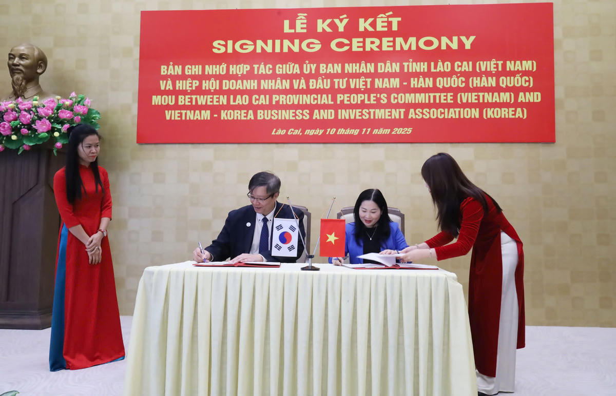 Bà Vũ Thị Hiền Hạnh- Phó Chủ tịch UBND tỉnh Lào Cai và TS. Trần Hải Linh-Ủy viên UB TƯ MTTQ Việt Nam, Chủ tịch VKBIA ký biên bản ghi nhớ hợp tác
