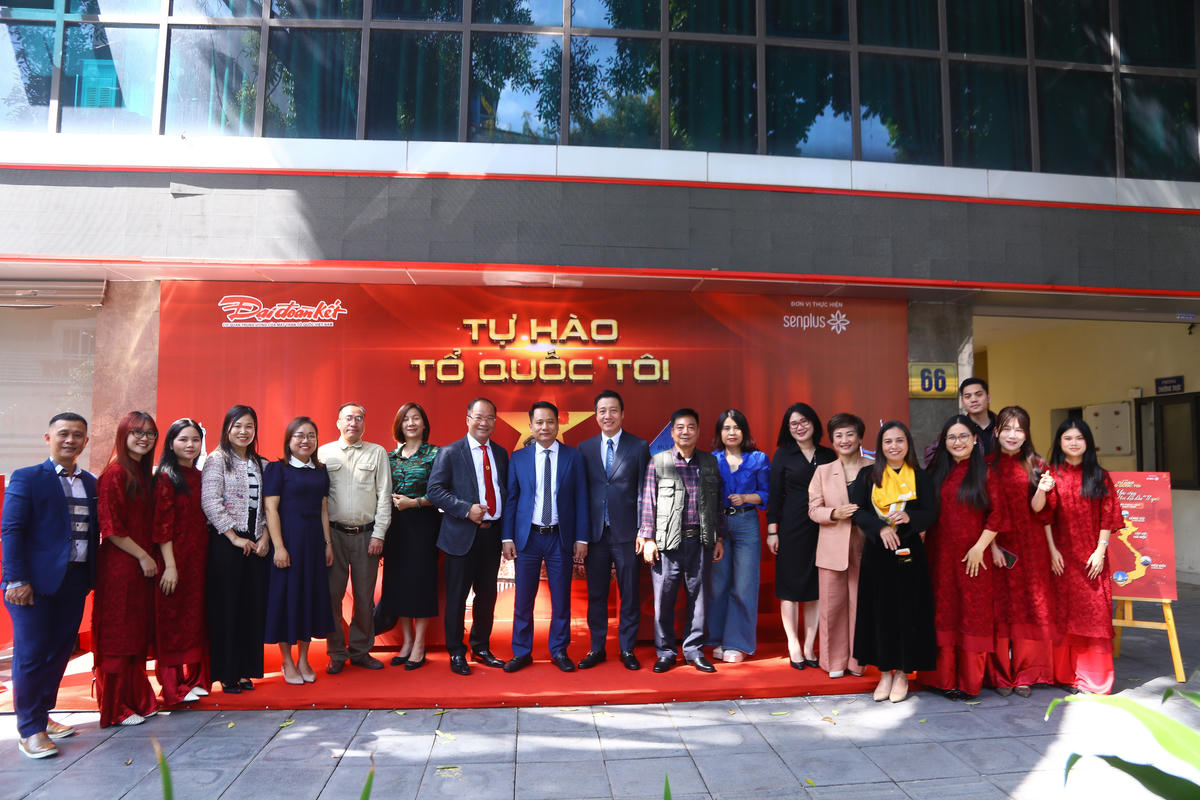 Lãnh đạo Báo Đại đoàn kết chụp ảnh cùng&nbsp;các đơn vị, cá nhân đã đồng hành thực hiện sự kiện "Tự hào Tổ quốc tôi".