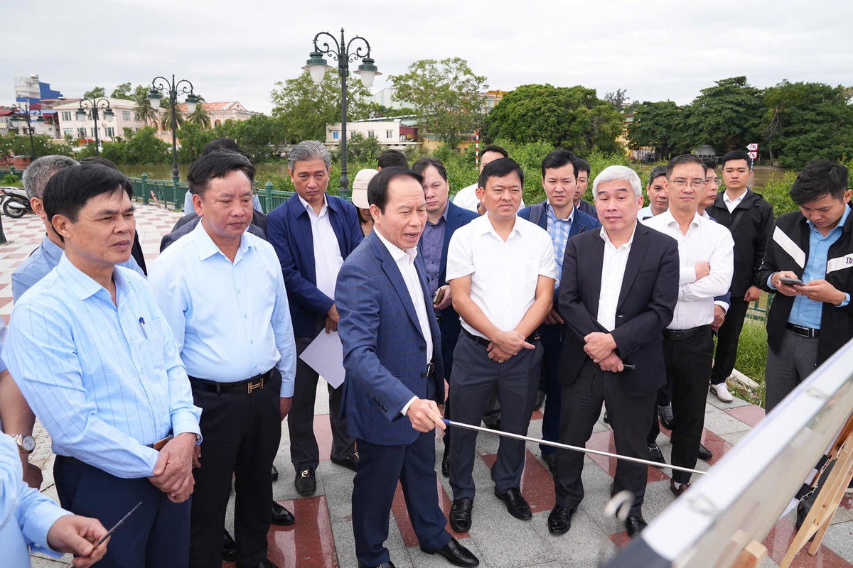 Bí thư Thành ủy Hải Phòng Lê Tiến Châu kiểm tra tiến độ thực hiện Dự án phát triển TP Hải Phòng ứng phó với biến đổi khí hậu. Ảnh: ĐT.&nbsp;