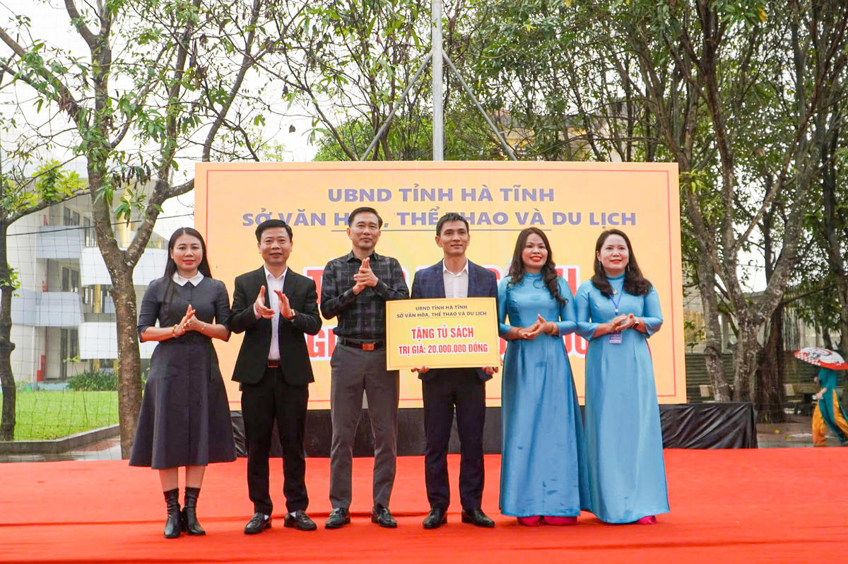 Sở VH-TT&amp;DL tỉnh Hà Tĩnh trao tặng gần 200 đầu sách trị giá 20 triệu đồng cho thư viện nhà trường.