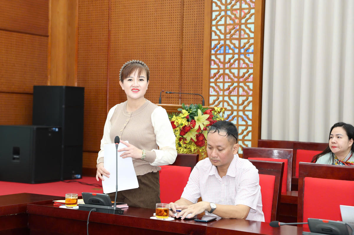 Trưởng ban Tuyên giáo và Công tác xã hội Hoàng Thu Hồng thông tin tại họp báo.