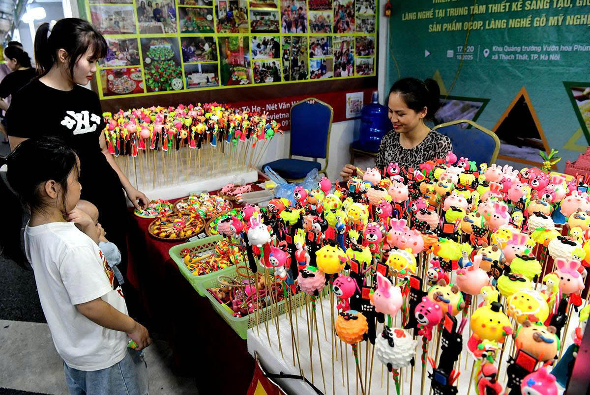 Đồ chơi dân gian vẫn như ngọn lửa nhỏ giữ ấm và soi sáng những tâm hồn trẻ thơ. Ảnh:Thành Nam.