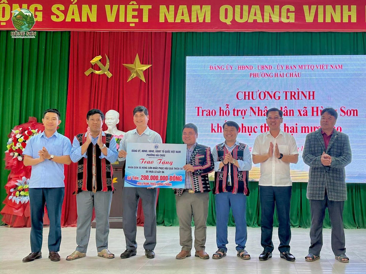 Phường Hải Châu trao quà cho đơn vị kết nghĩa xã Hùng Sơn. Ảnh:&nbsp;Parai.