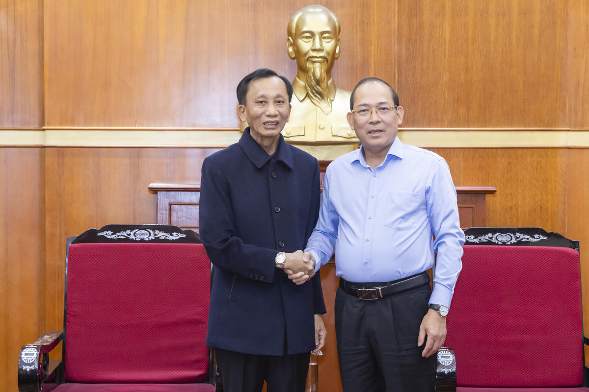 Phó Chủ tịch Hoàng Công Thủy và&nbsp;Hiệp sĩ Đại Thánh giá Lê Đức Thịnh. Ảnh: Quang Vinh.