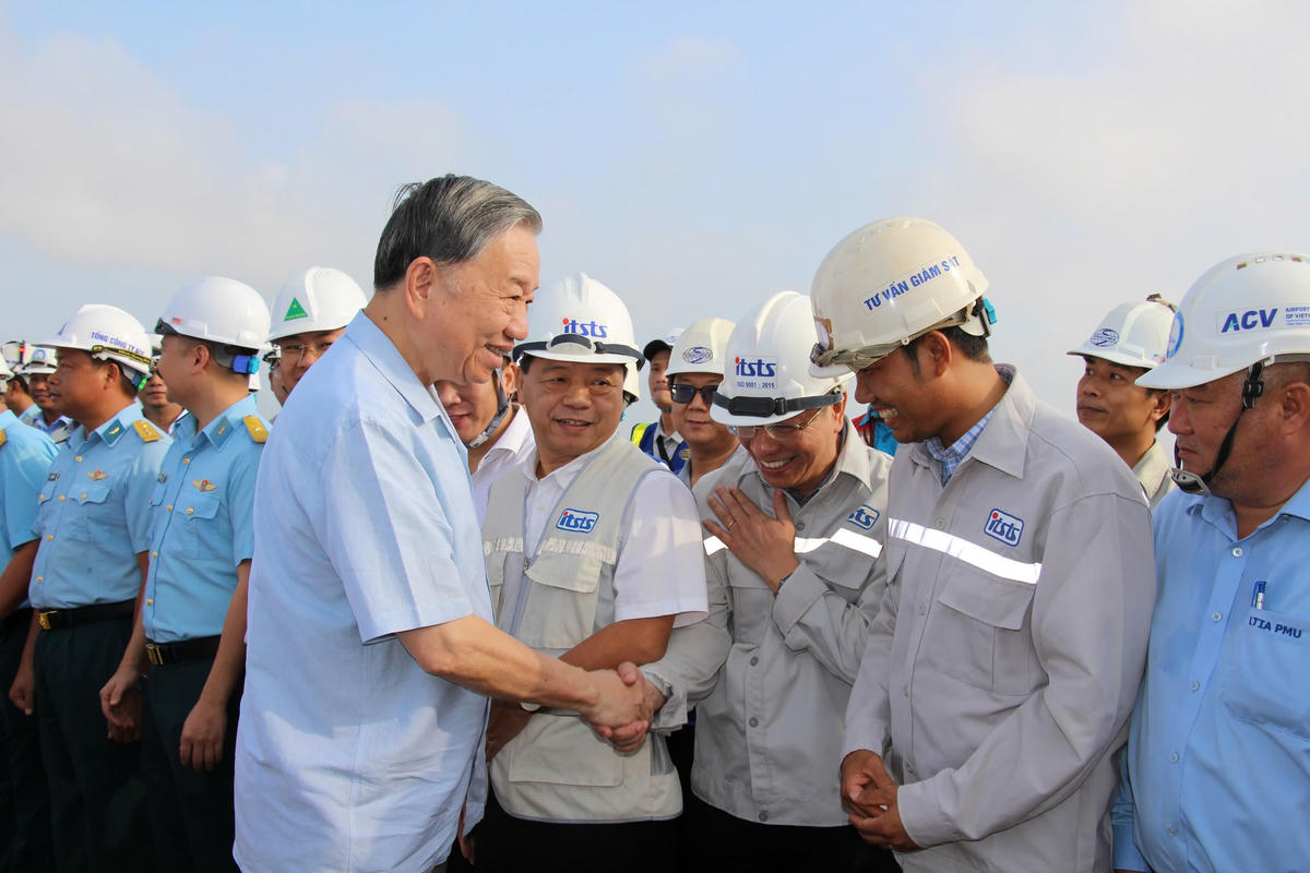 Tổng Bí thư Tô Lâm thăm hỏi, động viên lực lượng thi công dự án. Ảnh: C.H