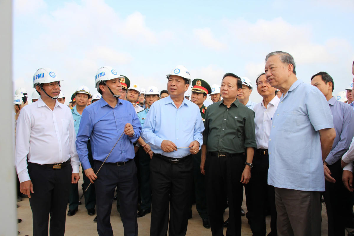 Tổng Bí thư nghe các đơn vị liên quan báo cáo về tiến độ thực hiện dự án Sân bay Quốc tế Long Thành: Ảnh: C.H