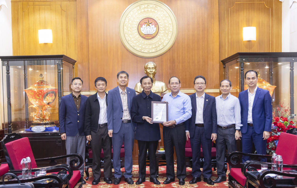 Phó Chủ tịch Hoàng Công Thủy trao Thư cảm ơn cho Hiệp sĩ Đại Thánh giá Lê Đức Thịnh và cộng sự. Ảnh: Quang Vinh.