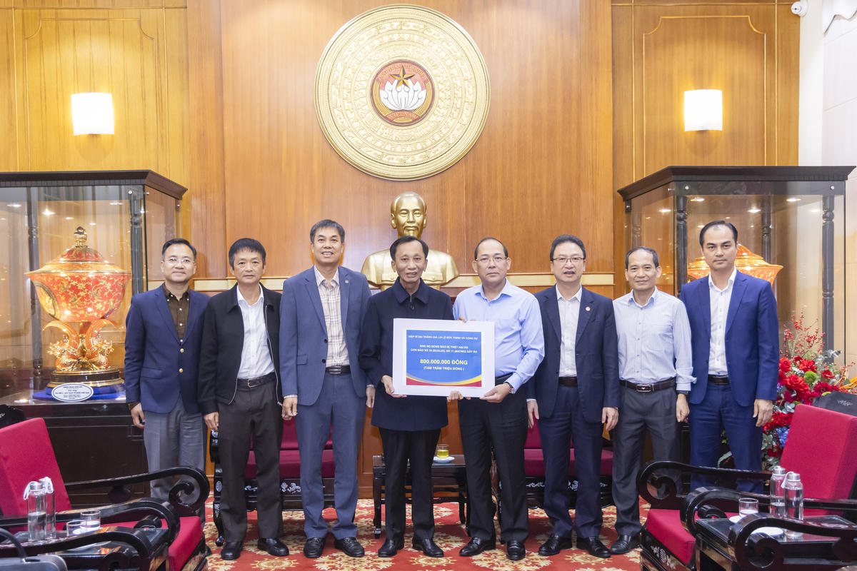 Hiệp sĩ Đại Thánh giá Lê Đức Thịnh và cộng sự (các doanh nghiệp, tổ chức: Bệnh viện Nam học và Hiếm muộn Hà Nội, Công ty CP Đầu tư xây dựng Việt Phú&nbsp;An TPHCM, Cảng Quốc tế  Long Sơn) trao số tiền ủng hộ tới&nbsp;UBTƯ MTTQ Việt Nam. Ảnh: Quang Vinh.