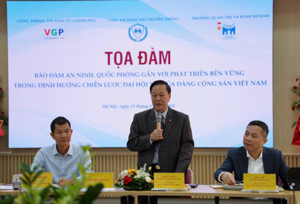 GS.TS. Nguyễn Xuân Yêm, Viện trưởng Viện An ninh phi truyền thống phát biểu khai mạc tọa đàm. Ảnh: NB