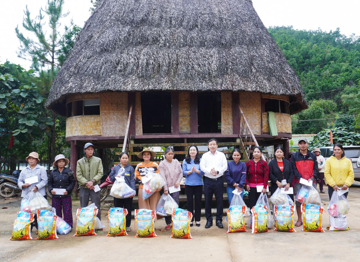 Ông Đoàn Duy Tân, Trưởng Ban Tổ chức Thành ủy và bà Mai Thị Ánh Hồng, Bí thư Đảng ủy phường Ngũ Hành Sơn trao quà cứu trợ. Ảnh: Như Ý.