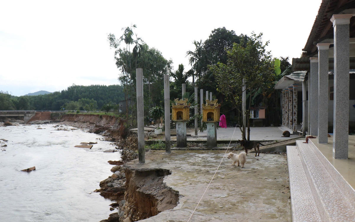 Chênh vênh bên bờ suối bị sạt lở