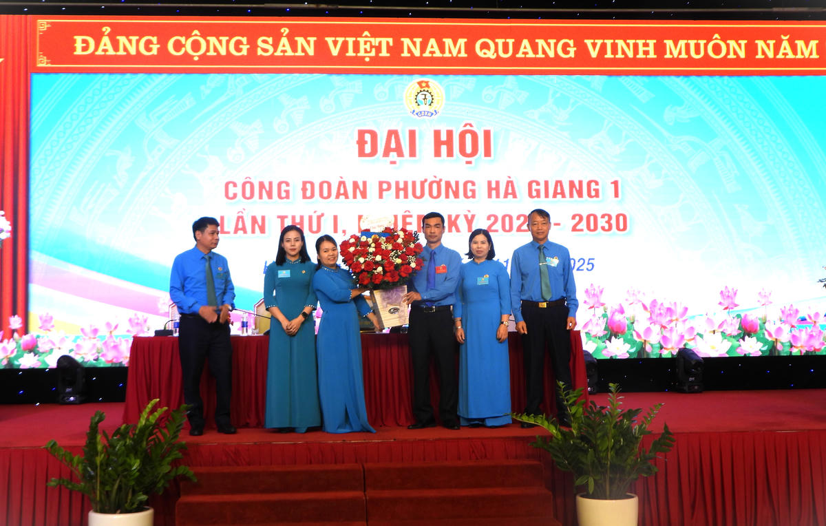 Lãnh đạo Liên đoàn Lao động tỉnh Tuyên Quang tặng hoa chúc mừng Đại hội. Ảnh: T.Đ.