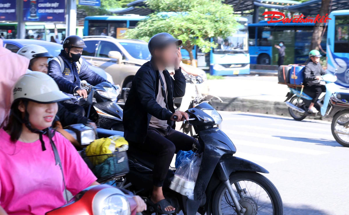 Trong số này, có đến 84 tài xế bị lập biên bản về hành vi dùng tay cầm và sử dụng điện thoại hoặc các thiết bị điện tử khác khi điều khiển phương tiện tham gia giao thông đang di chuyển.