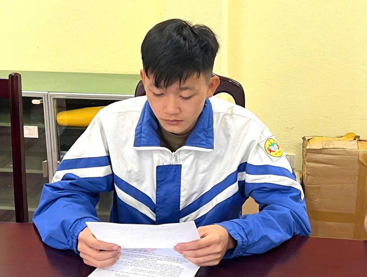 Hoàng Trung Dũng tại cơ quan điều tra. Ảnh: Công an tỉnh Lào Cai.