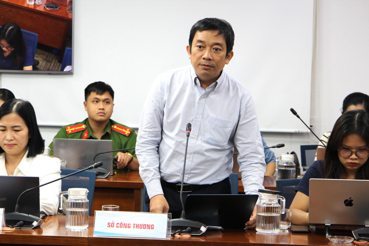 Ông Nguyễn Minh Hùng - Phó Trưởng Phòng Quản lý thương mại, Sở Công thương TP Hồ Chí Minh thông tin cho báo chí ngày 13/11. Ảnh: Q.Đ. 