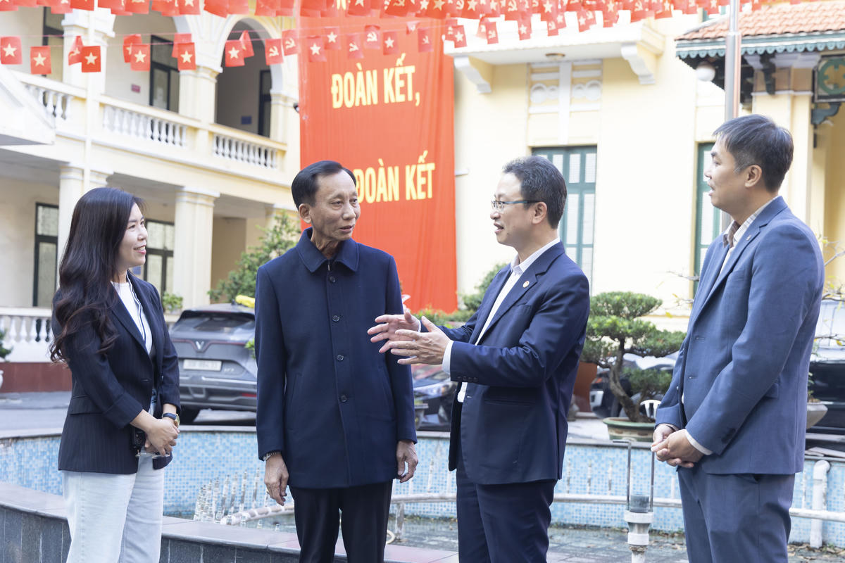 Hiệp sĩ Đại Thánh giá Lê Đức Thịnh gặp gỡ, trao đổi với các đại biểu bên lề&nbsp;buổi tiếp nhận. Ảnh: Quang Vinh.