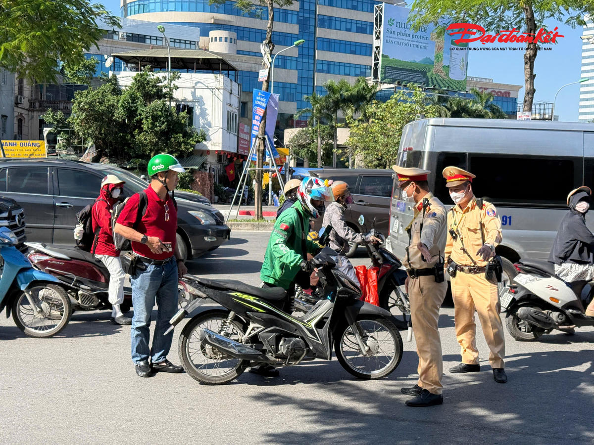 Đội CSGT đường bộ số 4 cũng đưa ra khuyến cáo người dân khi tham gia giao thông chấp hành nghiêm chỉnh các quy định của pháp luật để bảo đảm an toàn cho chính bản thân và người xung quanh.&nbsp;