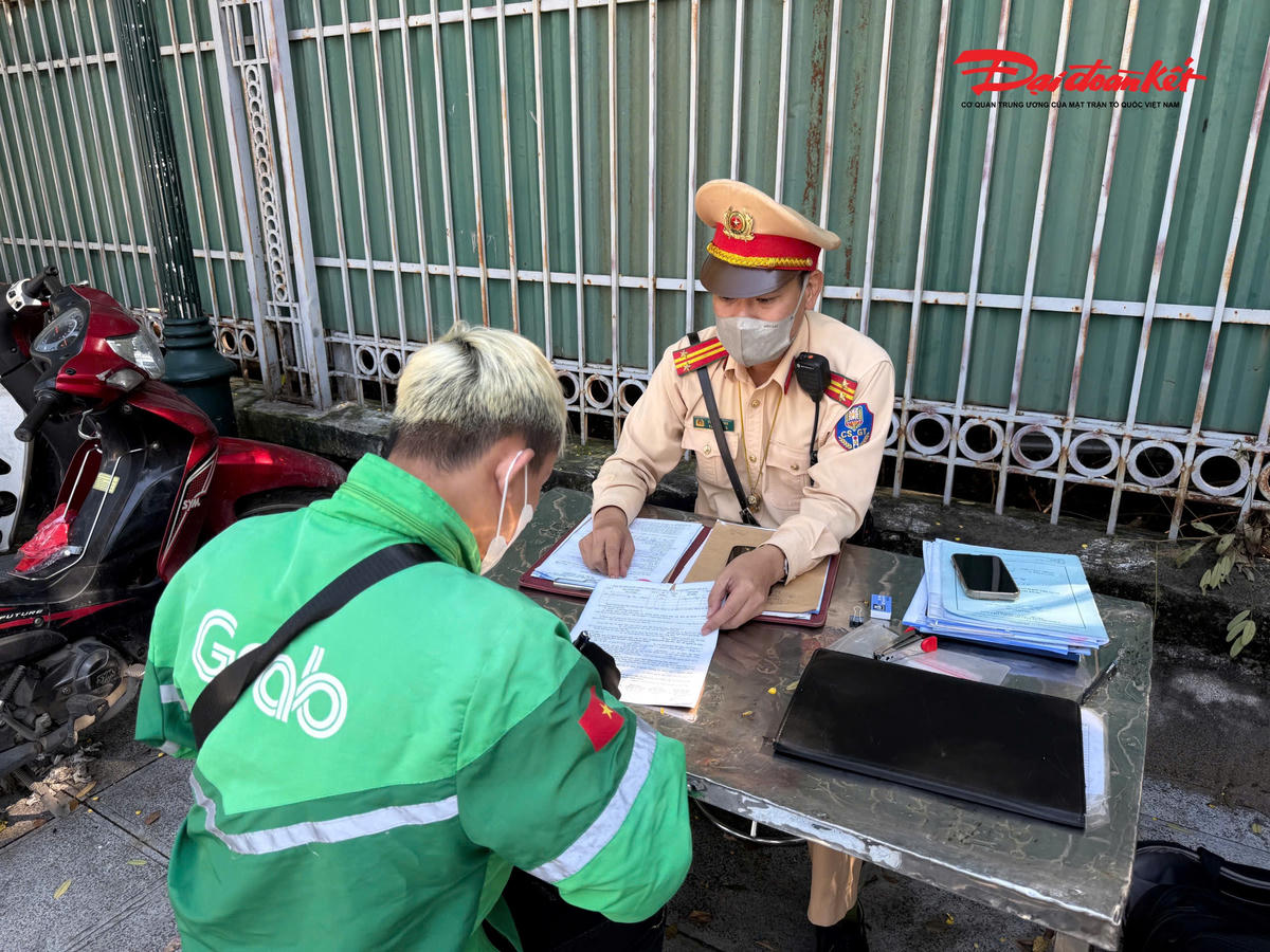 Lái xe ôm công nghệ tên là N.V.T (SN 2000, ở tỉnh Ninh Bình) khi bị CSGT xử phạt do dán các vật dụng lên biển số xe trình bày: "Em học theo nhóm bạn dán một số decal để trang trí biển số".