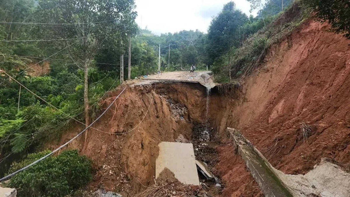 ĐH83 tại km8+200 sạt lở gây chia cắt. Ảnh: CV.