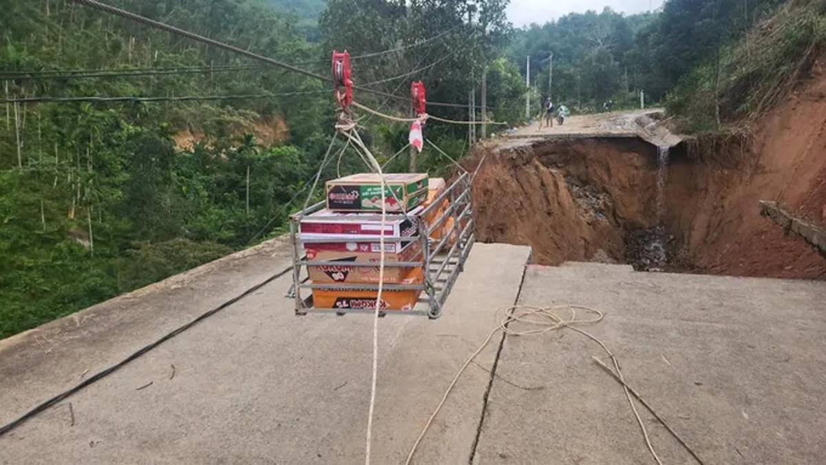 Hàng cứu trợ cho người dân được di chuyển bằng ròng rọc tại điểm sạt lở trên tuyến đường ĐH83. Ảnh: CV