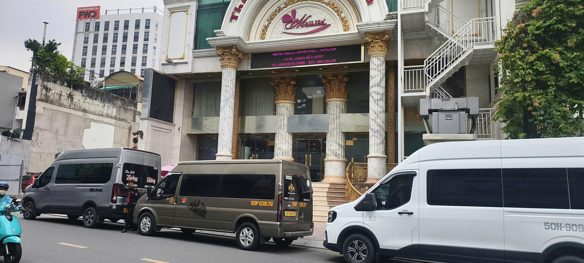 Lực lượng công an, cảnh sát cơ động xuất hiện tại&nbsp;địa chỉ số 86-88-92 Huỳnh Văn Bánh. Ảnh: Ng.T.