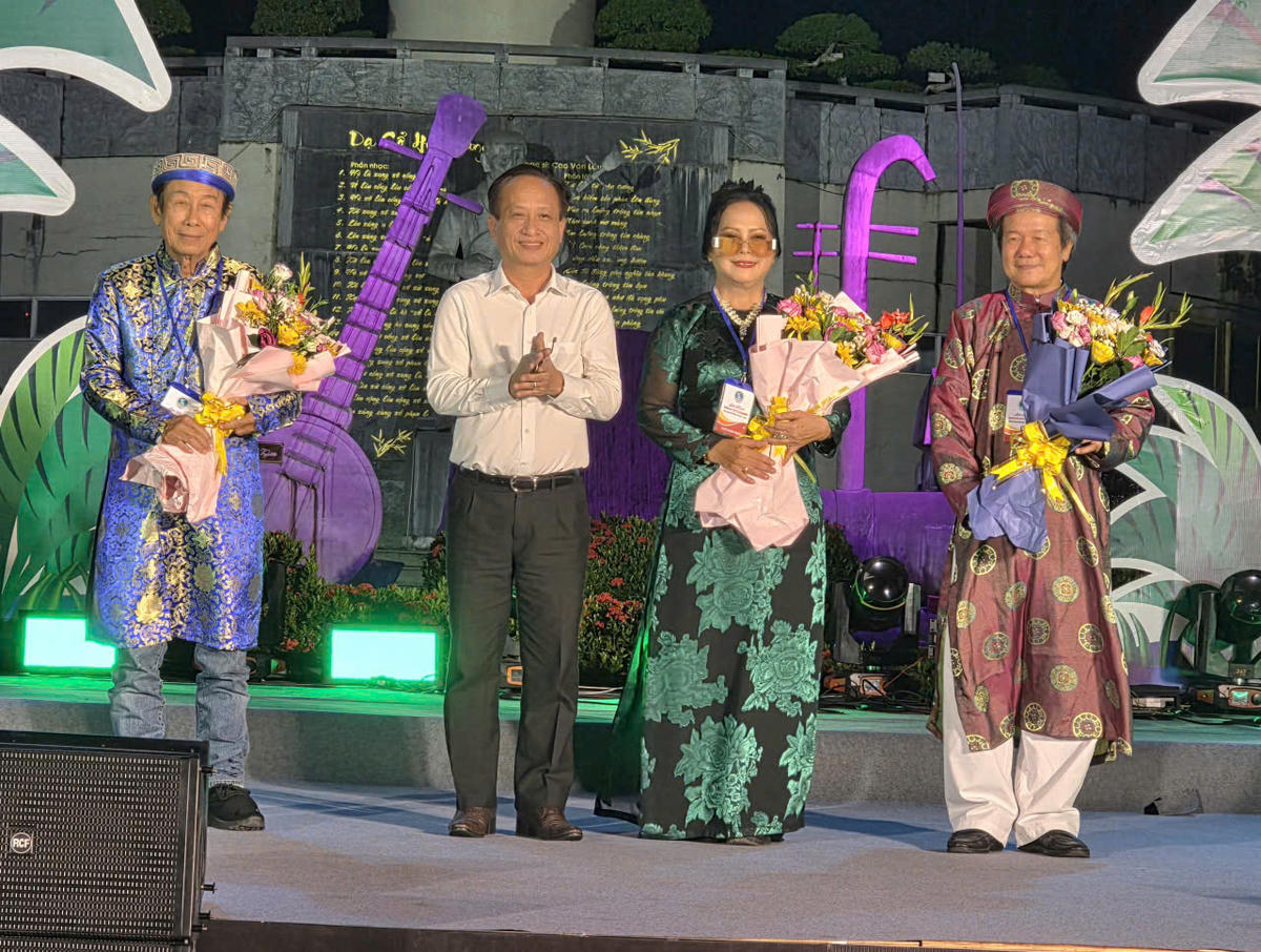 Chủ tịch HĐND tỉnh Cà Mau Phạm Văn Thiều tặng hoa cho Hội đồng giám khảo. Ảnh: Nguyên Du