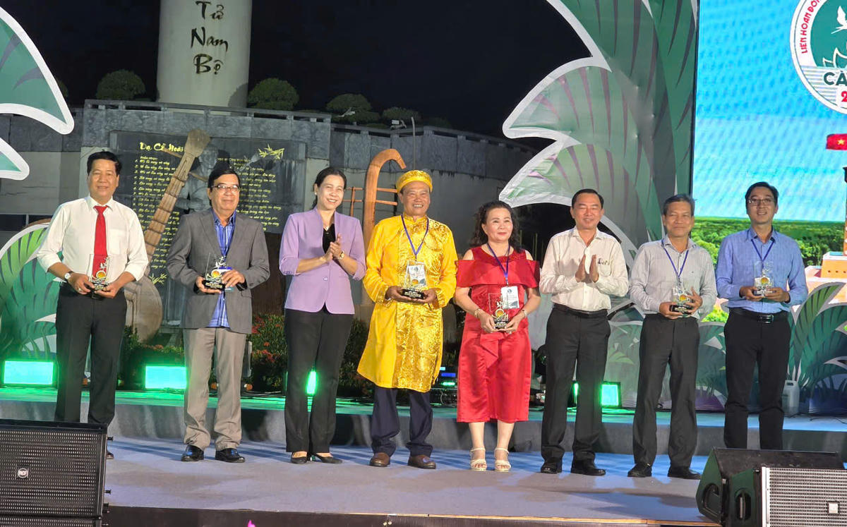 Ban tổ chức tặng cúp lưu niệm cho các đội tham gia Liên hoan. Ảnh: Nguyên Du