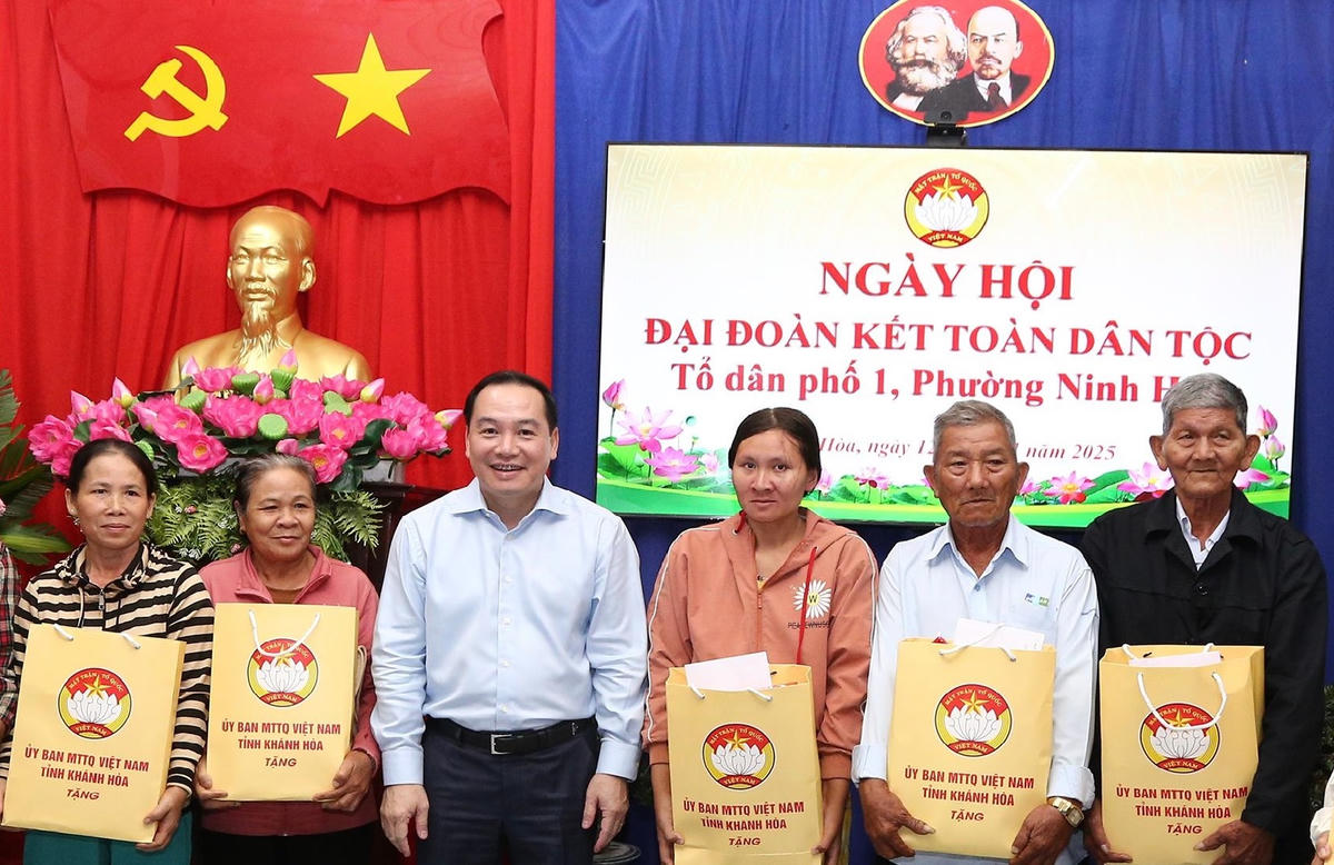 Ông  Hồ Xuân Trường, Phó Bí thư Thường trực Tỉnh ủy Khánh Hòa trao quà cho các hộ nghèo, hộ có hoàn cảnh khó khăn Tổ dân phố 1, phường Ninh Hòa tại Ngày hội. 