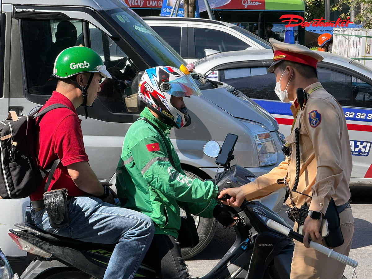 Theo ghi nhận của PV Báo Đại đoàn kết tại nút giao 2 tầng hầm chui Kim Liên, tổ công tác Đội CSGT đường bộ số 4, Phòng CSGT Hà Nội đã phát hiện, lập biên bản nhiều trường hợp vi phạm. Đáng chú ý, trong số đó có các xe ôm công nghệ điều khiển phương tiện cố tình dùng khẩu trang hoặc đề can để che một phần số hoặc vài chỗ trên biển kiểm soát; vừa điều khiển xe máy vừa sử dụng điện thoại để nghe gọi và nhắn tin.