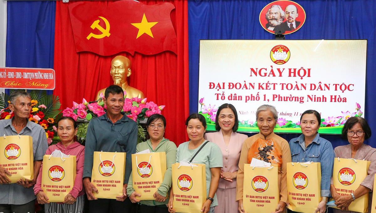 Bà Trần Thu Mai, Phó Chủ tịch Thường trực Ủy ban MTTQ Việt Nam tỉnh Khánh Hòa trao quà cho các hộ dân Tổ dân phố 1, phường Ninh Hòa tại Ngày hội. 