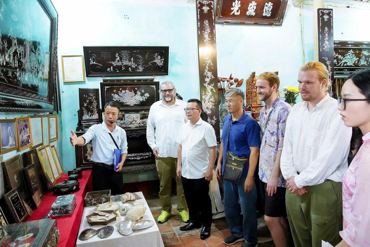 &nbsp;Làng nghề Sơn mài khảm trai xã Chuyên mỹ thu hút du khách quốc tế tới tham quan.