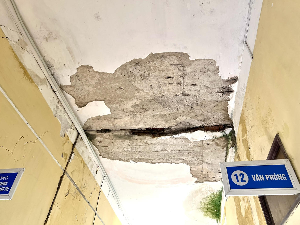 Khu văn phòng xuất hiện vết nứt lớn với mảng tường bong tróc, lộ cốt thép. Ảnh: PT.&nbsp;