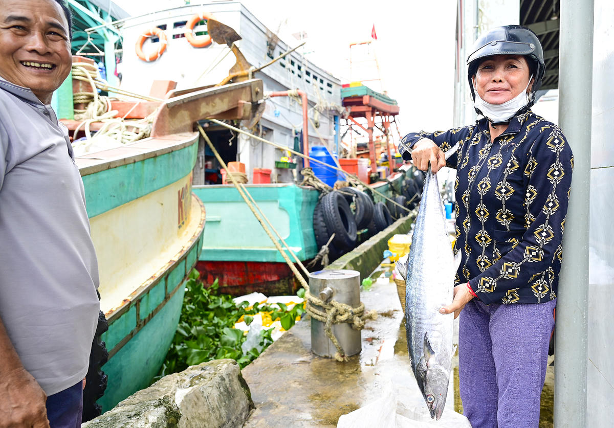 Người dân chọn mua cá ở cảng cá Tắc Cậu. Ảnh Nguyễn Minh.